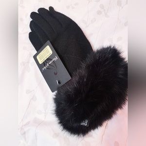 Black wool gloves with real fur lining